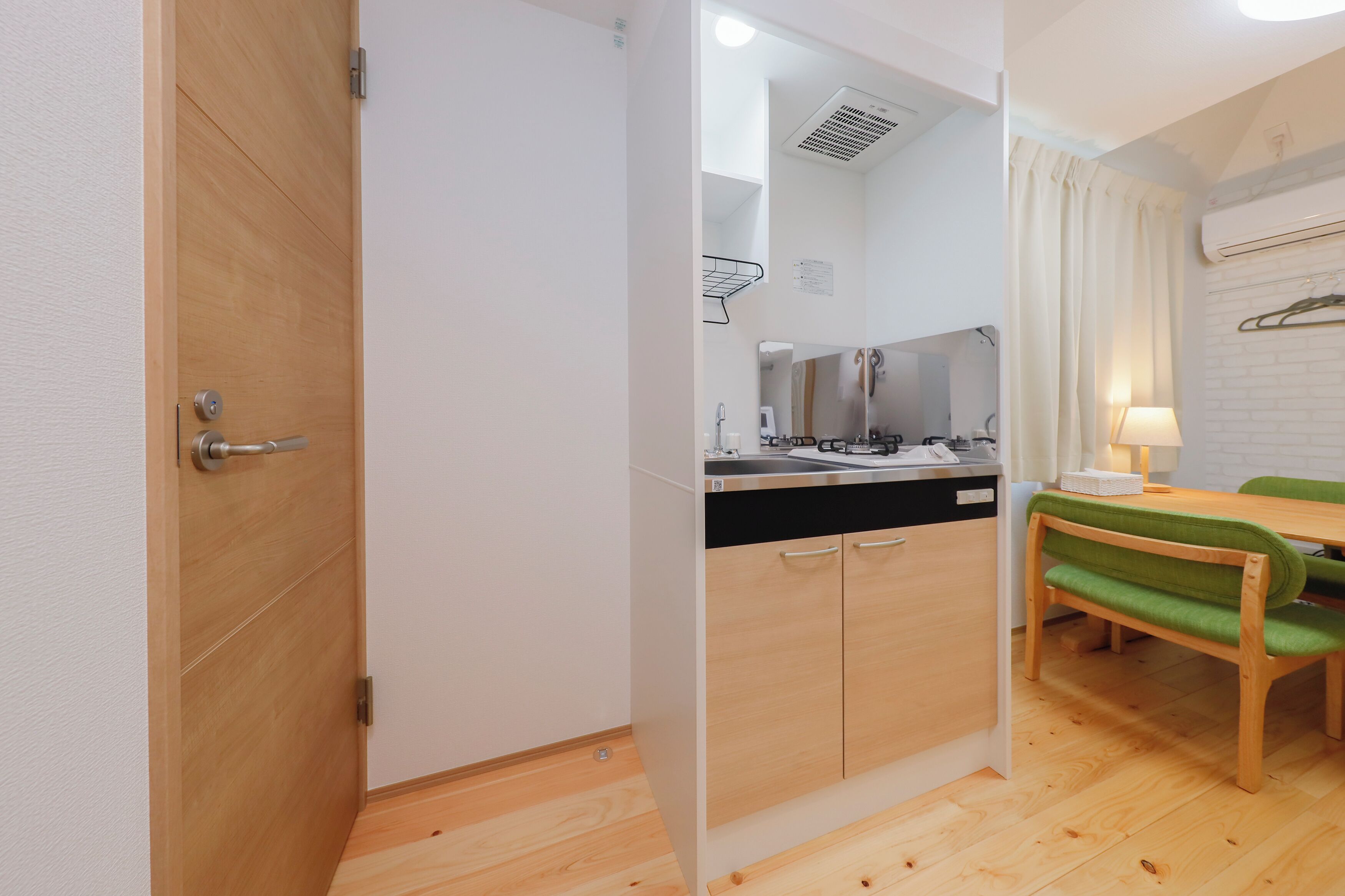 Una cocina compacta con un fregadero, estufa y una zona de comedor con mesa y sillas.