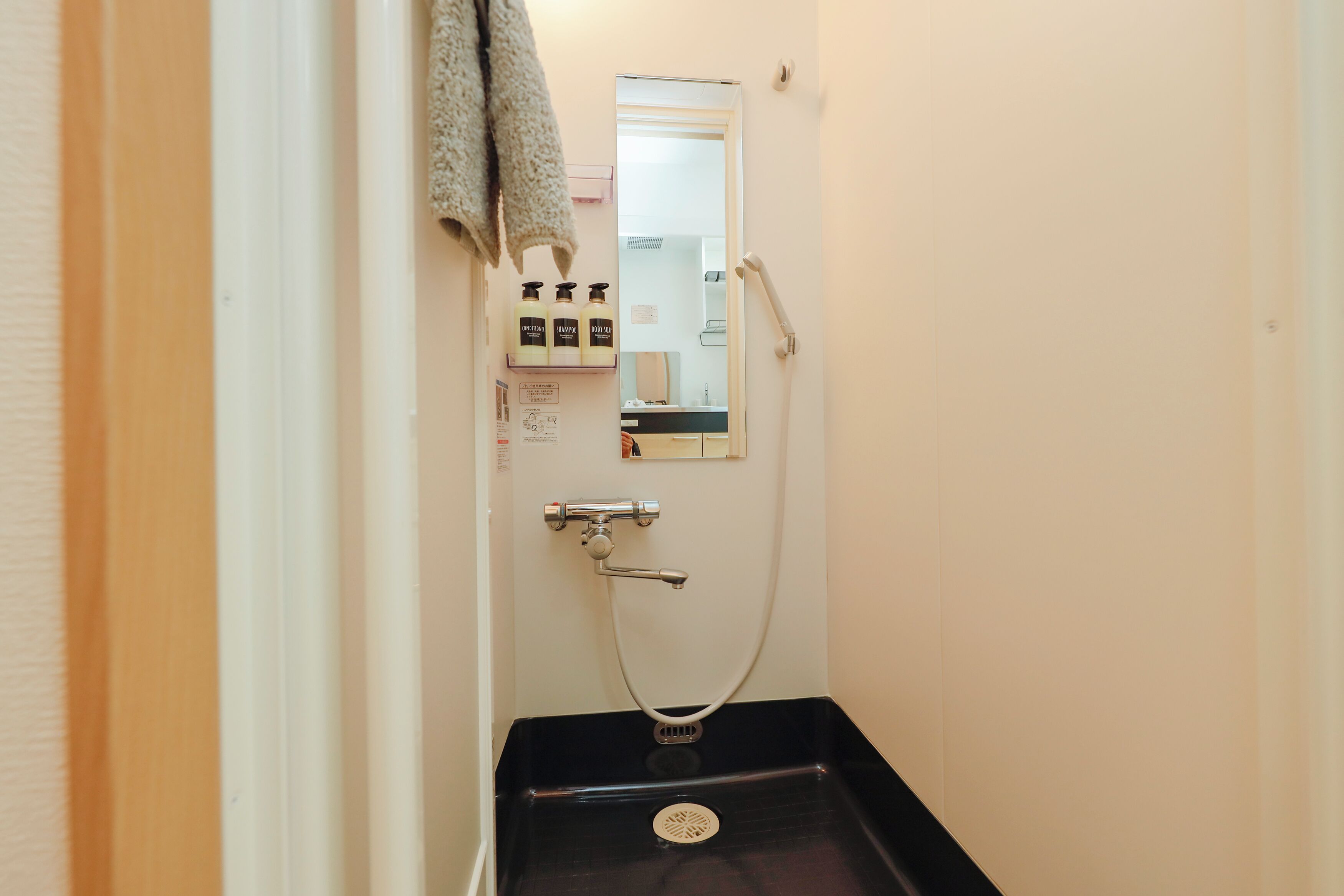 Accommodates one-person, Non Smoking | Bathroom | Combined shower/tub, hair dryer, towels, shampoo