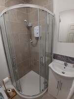 Standard Tek Büyük Yataklı Oda | Banyo | Duş, ücretsiz banyo/kozmetik ürünleri, saç kurutma makinesi, havlu 