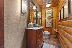 Hair dryer, towels - Heritage Lodge - New! (Versailles)