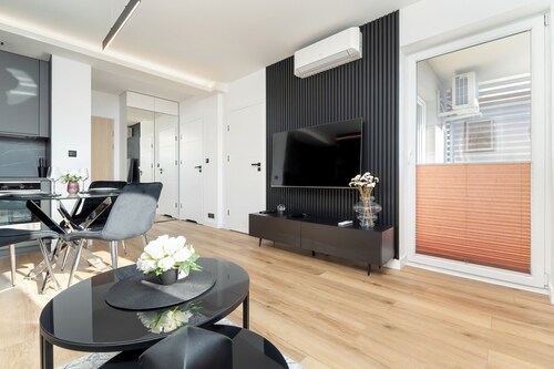 Bright Apartment Rzeszów by Renters