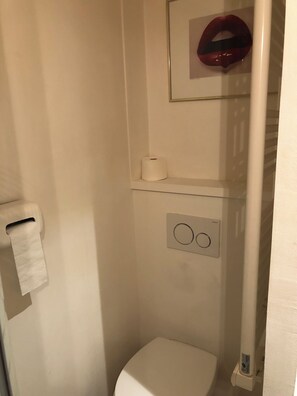 Dusj, hårføner, håndklær og såpe