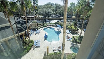 Een verwarmd zwembad