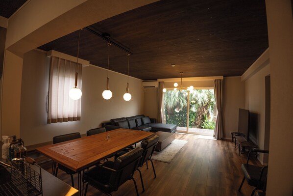 Villa, non-fumeur (Bldg. C, Non-Smoking) | Aire de séjour | Téléviseur de 32 po avec télévision numérique