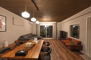 Villa, non-fumeur (Bldg. A, Non-Smoking) | Aire de séjour | Téléviseur de 32 po avec télévision numérique