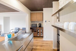 Bldg. B, Non-Smoking | Private kitchen | Fridge, microwave, stovetop, coffee/tea maker