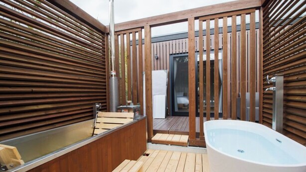 A wooden deck with a hot tub, a wooden bench, and a glass-enclosed shower area. - LOCALINO STAY AOSHIMA (Miyazaki)