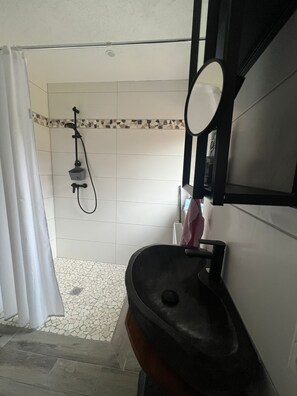 Regadera, toallas, jabón, papel de baño 