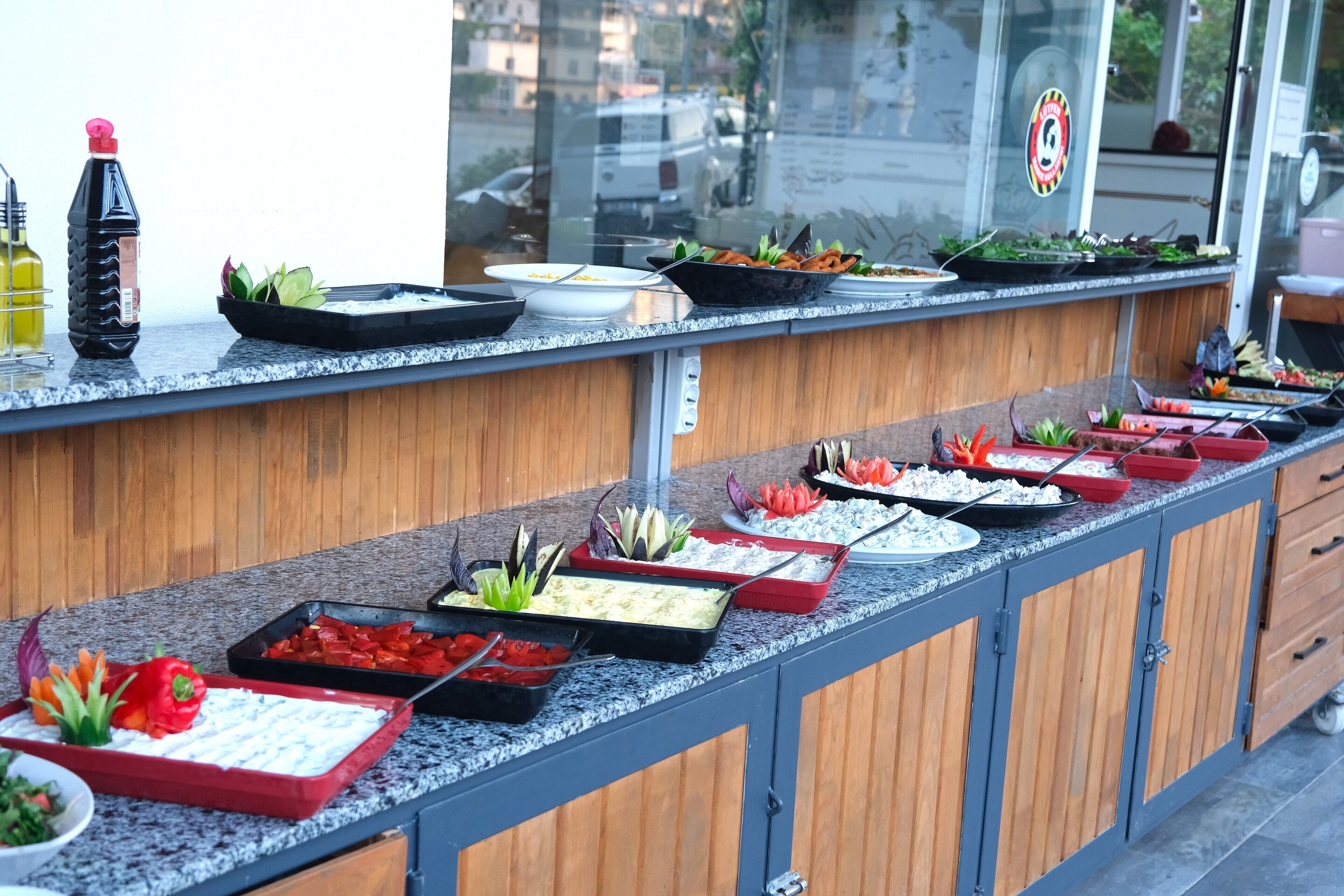 Un buffet proposant une variété de plats et d'accompagnements.