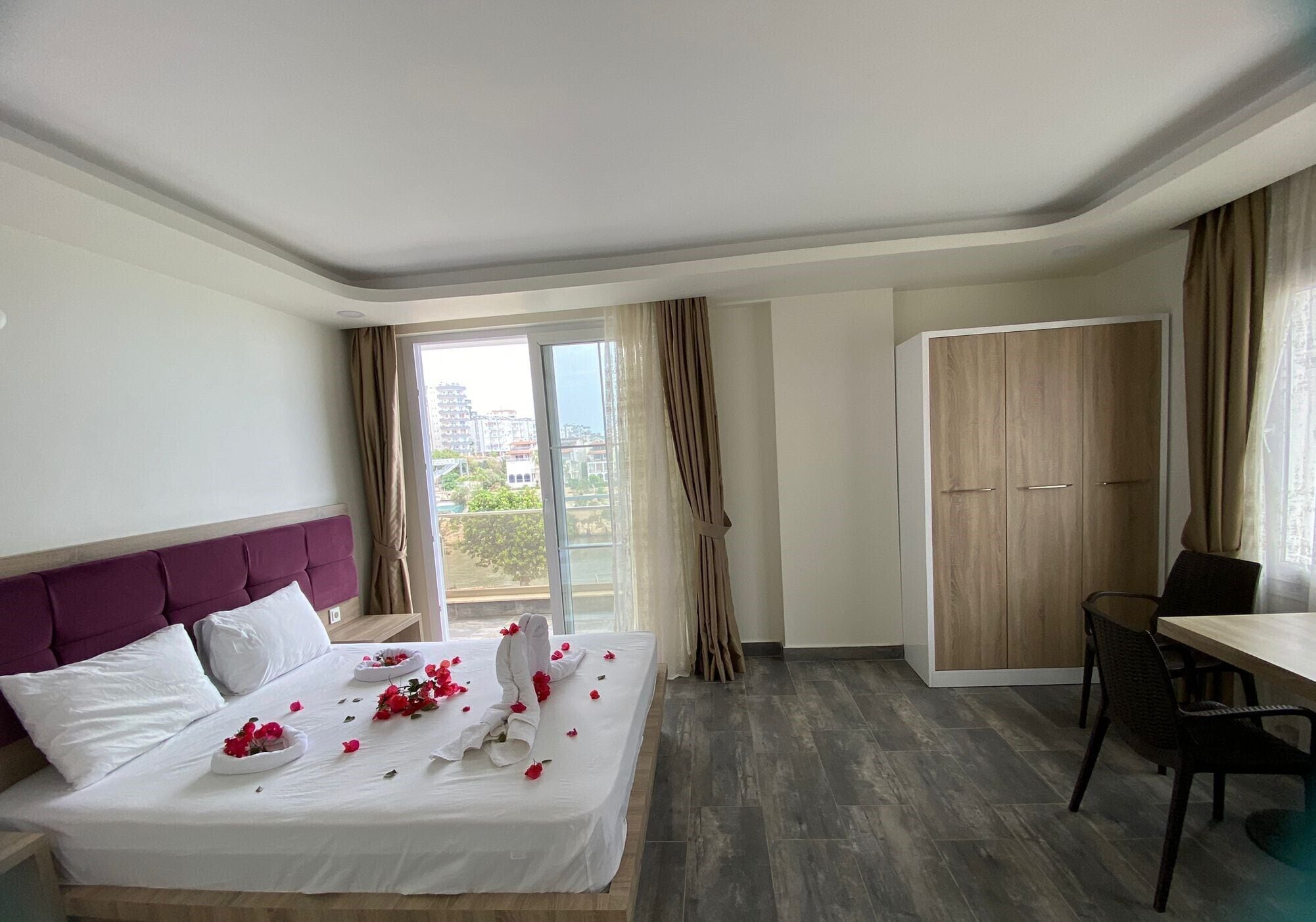Une chambre d’hôtel avec un lit, un bureau et une armoire.