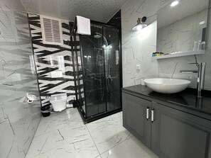 Chuveiro, secador de cabelo, toalhas de banho, sabonete