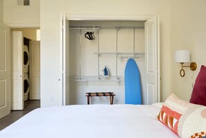 4 habitaciones, tabla de planchar con plancha, wifi y ropa de cama