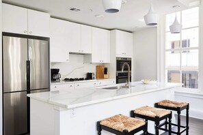 Refrigerador, microondas, horno, placa de cocina