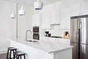 Refrigerador, microondas, horno, placa de cocina