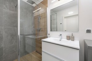 Departamento, 2 habitaciones, balcón | Baño | Regadera y toallas 