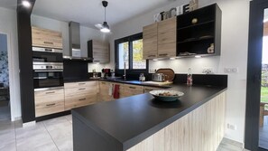 Jääkaappi, mikroaaltouuni, uuni, liesi