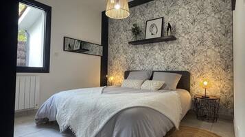 4 bedrooms, desk, iron/ironing board, travel crib