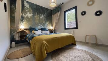 4 bedrooms, desk, iron/ironing board, travel crib