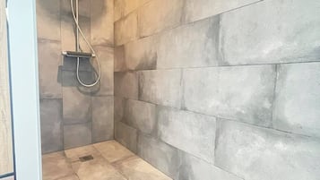Douche, sĂšche-cheveux, serviettes fournies, savon