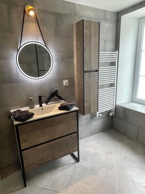 Dusch, hårtork, handdukar och tvål