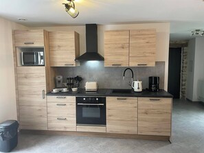 Kjøleskap, mikrobølgeovn, ovn og kokeplater