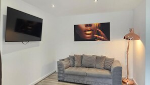 Living area - Lovely 2-bed Apartment in Liverpool (Liverpool)