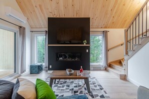 TV, fireplace, table football - Le Stockholm | Private Spa • Pool Table • 12p (Shannon)