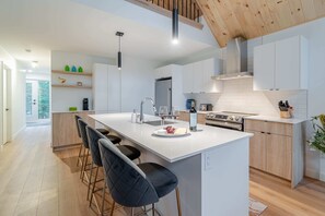 Fridge, microwave, oven, stovetop - Le Stockholm | Private Spa • Pool Table • 12p (Shannon)