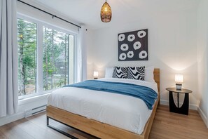 4 bedrooms, iron/ironing board, free WiFi, bed sheets - Le Stockholm | Private Spa • Pool Table • 12p (Shannon)