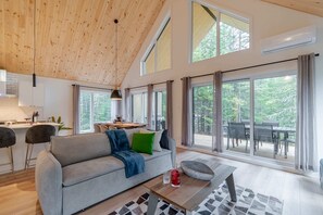 TV, fireplace, foosball - Chalet Le Stockholm, private spa-Shannon (Shannon)