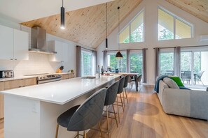 Réfrigérateur, four à micro-ondes, un four, surface de cuisson