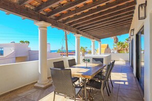 Outdoor dining - Las Conchas with a Pool and Steps to Beach Access (Las Conchas)