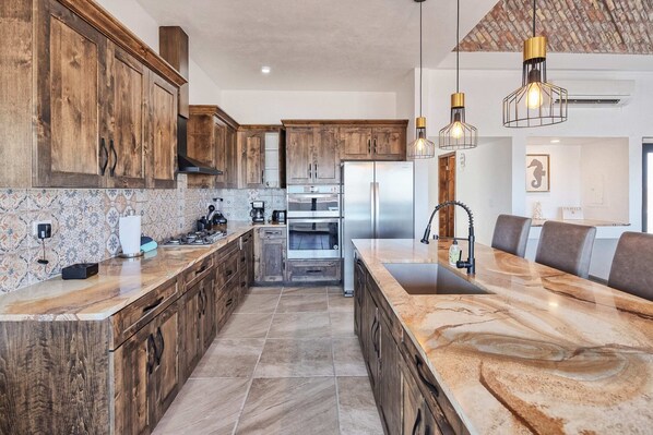 Kjøleskap, mikrobølgeovn, ovn og kokeplater