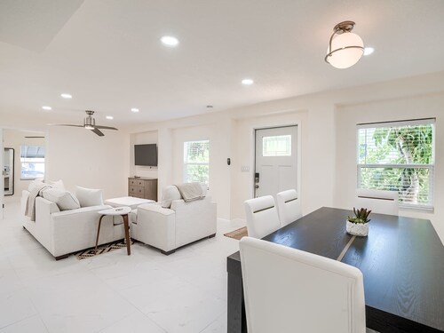 Poolside -1st Floor -1 Block to Beach