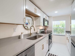 冷蔵庫、電子レンジ、オーブン、コンロ