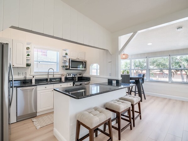 Kylskåp, mikrovågsugn, ugn och spishäll