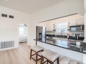 冷蔵庫、電子レンジ、オーブン、コンロ