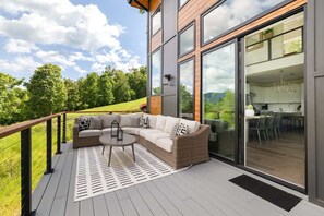 Outdoor dining - Skip’s Hideaway • Hot Tub • Firepit • Dogs • Games (Young Harris)
