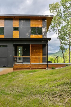 Exterior - Skip’s Hideaway • Hot Tub • Firepit • Dogs • Games (Young Harris)