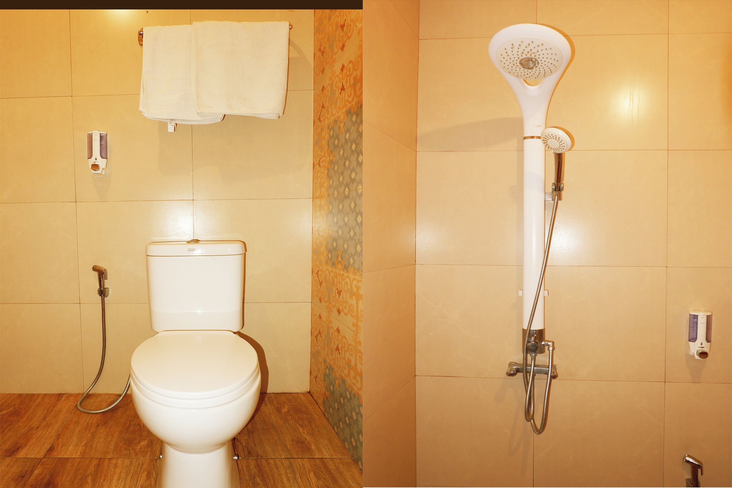 Une salle de bain équipée de toilettes, d’une douche et d’un porte-serviettes.