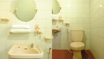 Standard Twin Room | Bathroom | Shower, towels, soap