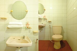 Standard Twin Room | Bathroom | Shower, towels, soap - Hotel O Cemara's Homestay (Batu)