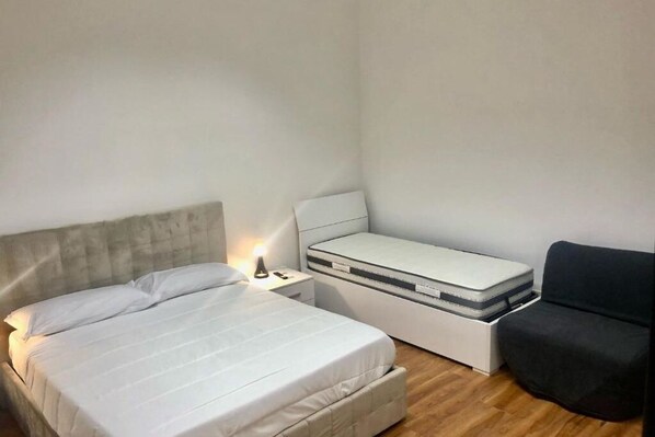 2 عدّة غرف نوم وواي فاي وملاءات أسرّة