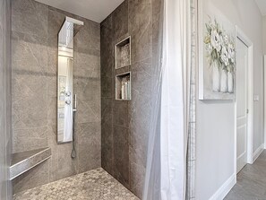 Dusche, Haartrockner, Handtücher