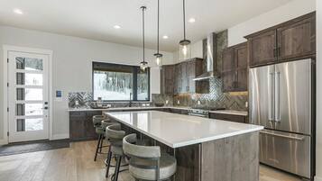 冰箱、微波炉、烤箱、炉灶