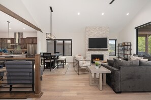 TV connectée, cheminée, jeux vidéo, baby-foot