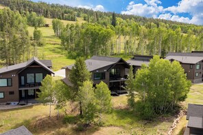 Exterior - Luxury Ski-In/Out, 2 Family Rooms, Hot Tub, Views (Granby)