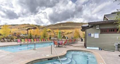 Luxury Ski-In/Out, 2 Family Rooms, Hot Tub, Views