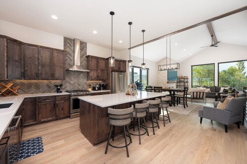 Luxury Ski-In/Out, 2 Family Rooms, Hot Tub, Views