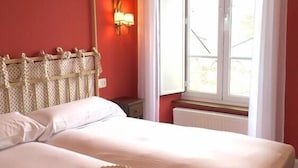 Desk, free WiFi, bed sheets - HOTEL GASTRONOMICO ARAUCARIA (Ribadeo)